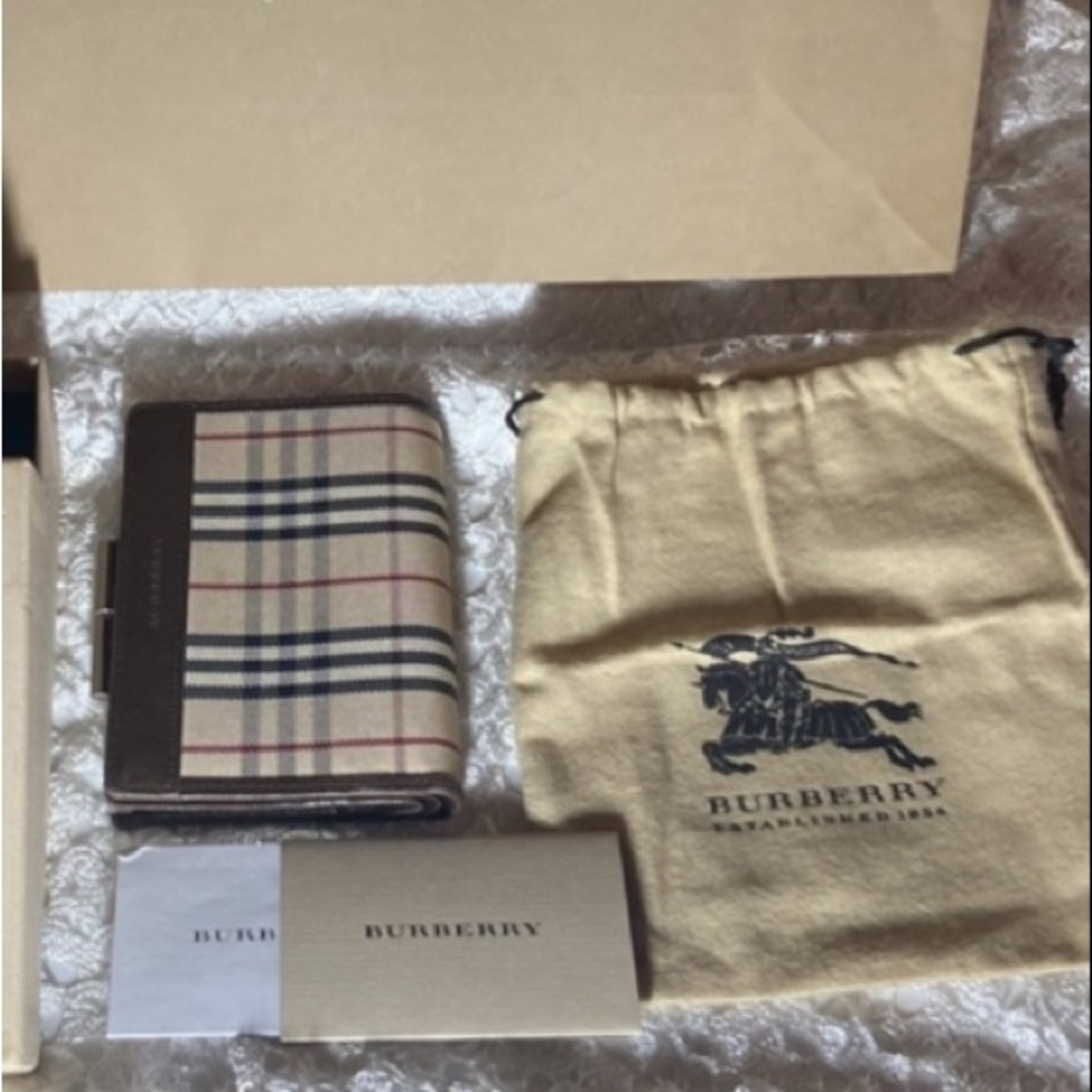 Burberry EUC KissLock Wallet COA,Dust bag,care card - Picture 3 of 17